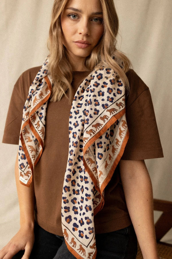 foulard apaches léopard rust porté