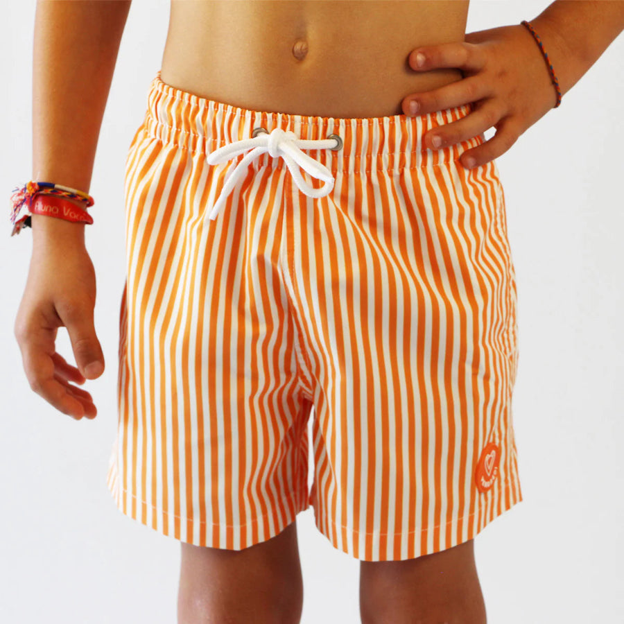 Maillot-de-bain-enfant-recycle-orange-raye-broderie-surf-face-fond-blanc