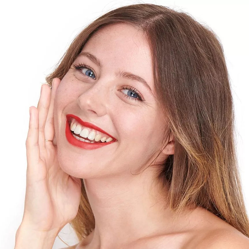 Rouge à lèvres  hydratant Coquelicot Pomponne sur blonde peau blanche