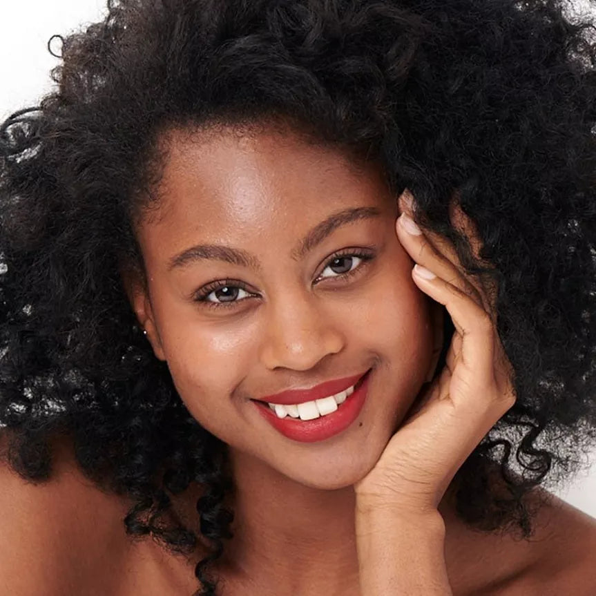 Rouge à lèvres hydratant rouge couture Pomponne sur peau noire