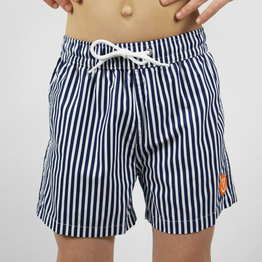 Short-de-bain-enfant-raye-bleu-marine-broderie-homard-face-zoom