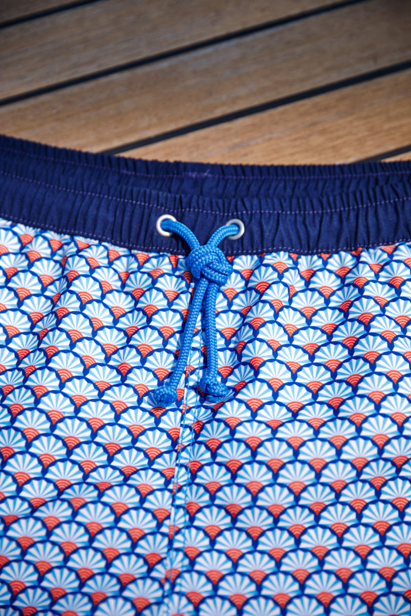 Short de bain éco-conçu à partir de fibres de polyester recyclé.