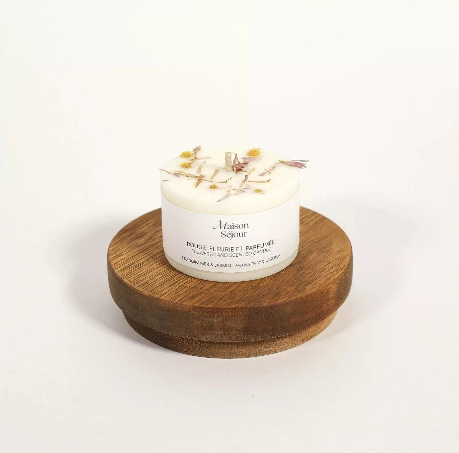 Bougie à base de cire de soja végétale. Parfum frangipane et jasmin.