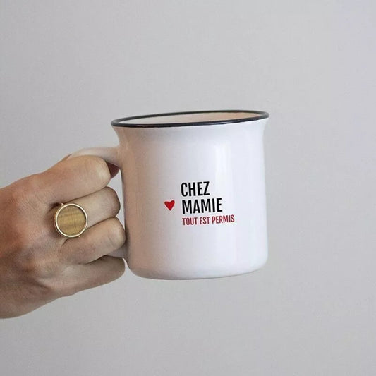 Mug personnalisé chez mamie tout est permis