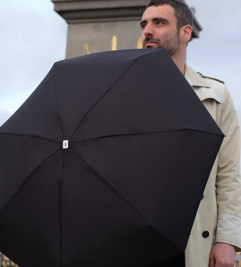 Mini parapluie pliable. Marque Anatole Paris. Couleur noir.